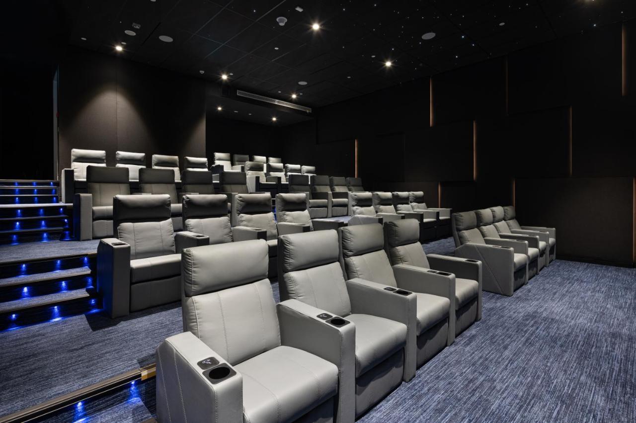 Jumeirah Gulf Of Bahrain Manama Exterior foto The interior of a typical movie theater