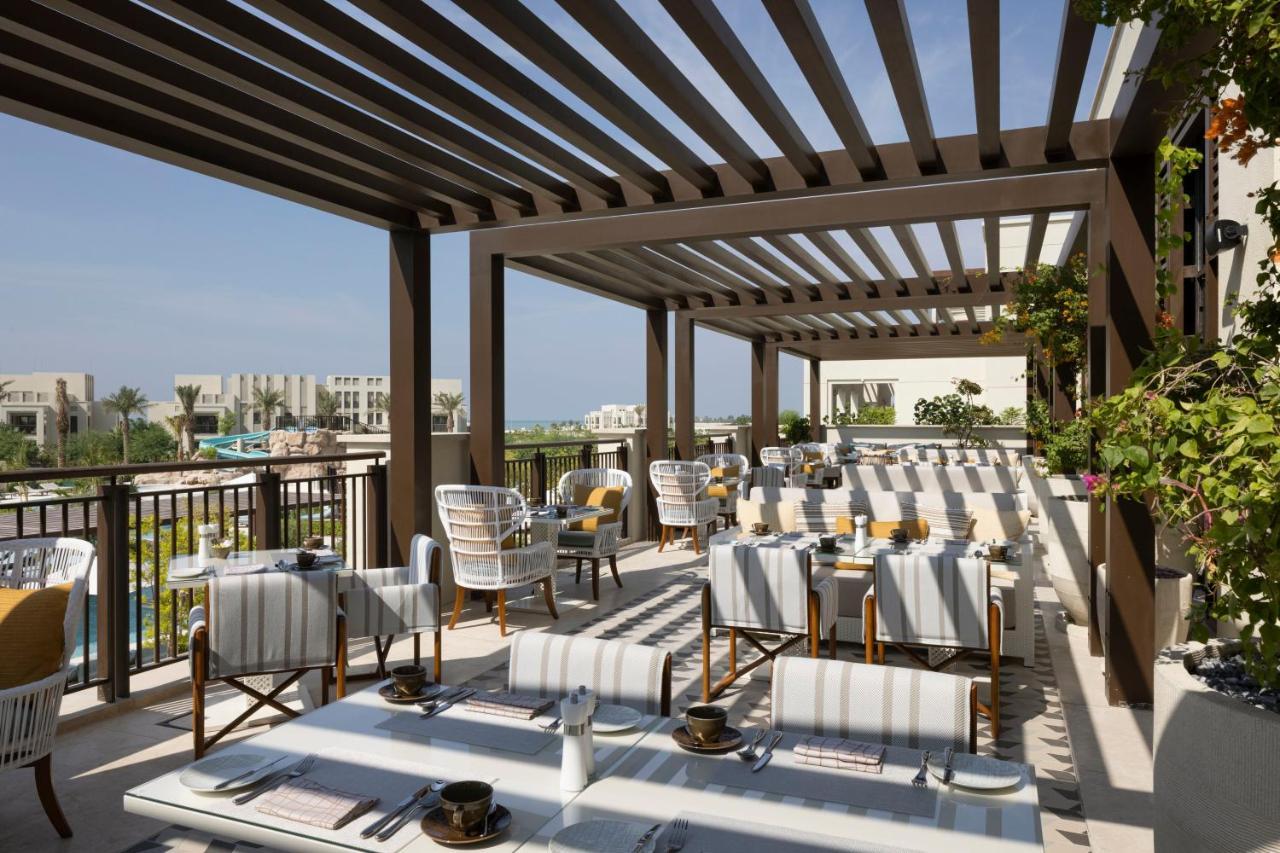 Jumeirah Gulf Of Bahrain Manama Exterior foto The rooftop restaurant
