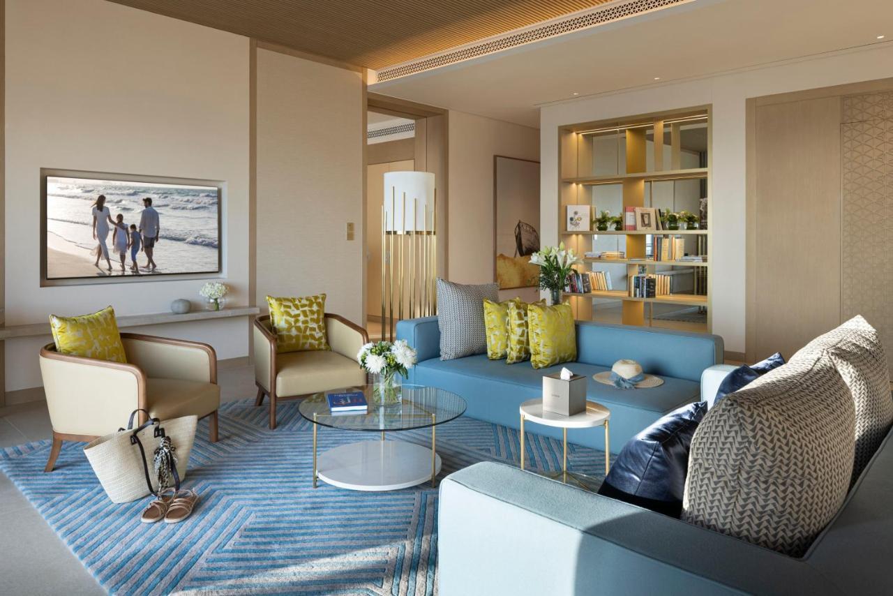 Jumeirah Gulf Of Bahrain Manama Exterior foto The living room of a suite at the Ritz-Carlton, DIFC